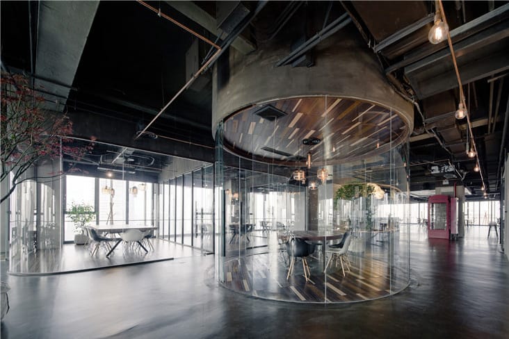 LEO Digital Network's Shanghai Headquarters by LLLab