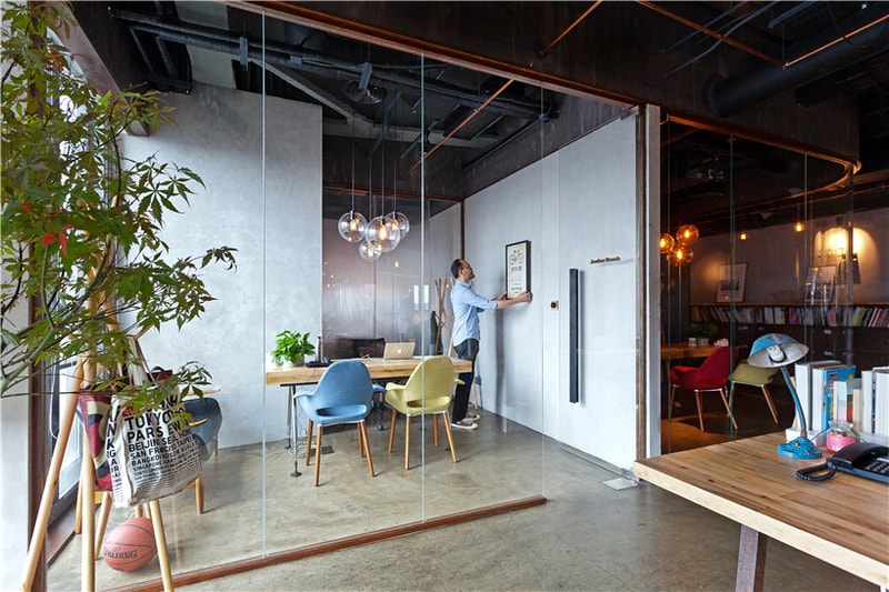 LEO Digital Network Shanghai Headquarters by LLLab