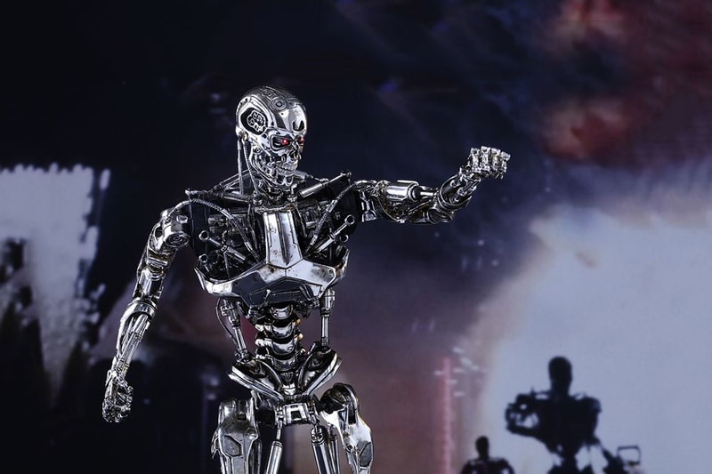 Hot Toys Terminator Genisys Endoskeleton Collectible Figure