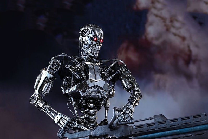 Hot Toys Terminator Genisys Endoskeleton Collectible Figure