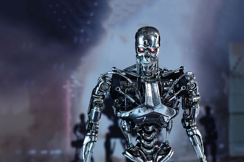 Hot Toys Terminator Genisys Endoskeleton Collectible Figure