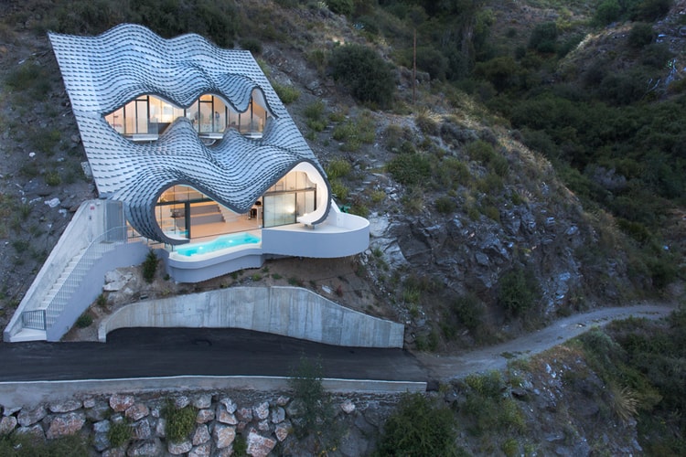 This Spanish Residence Embeds Reptilian Waveforms Into the Landscape