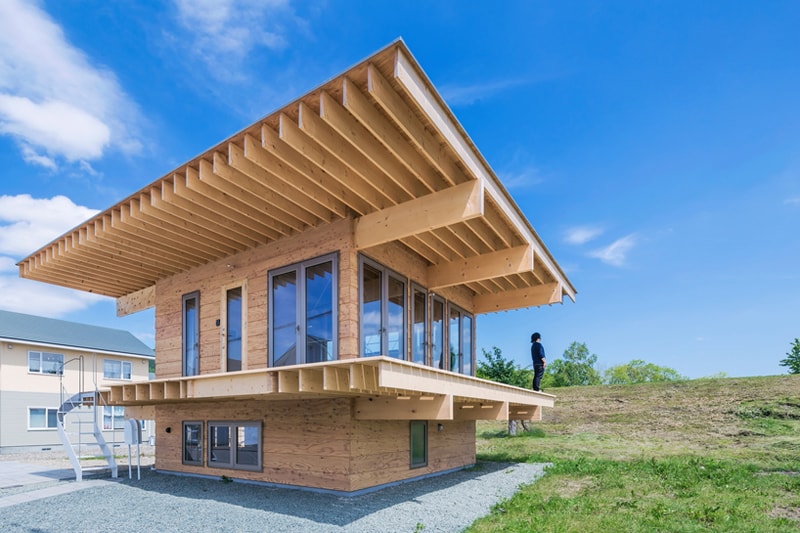 Hat H House Features Oversized Roof
