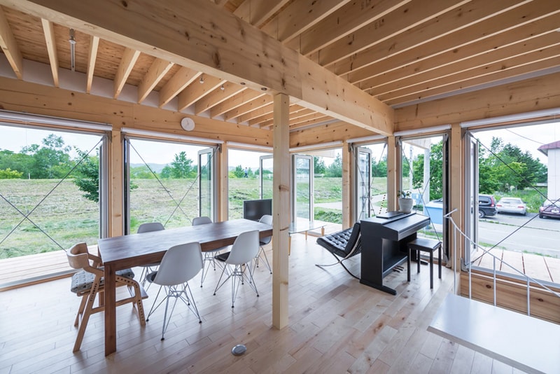 Hat H House Features Oversized Roof