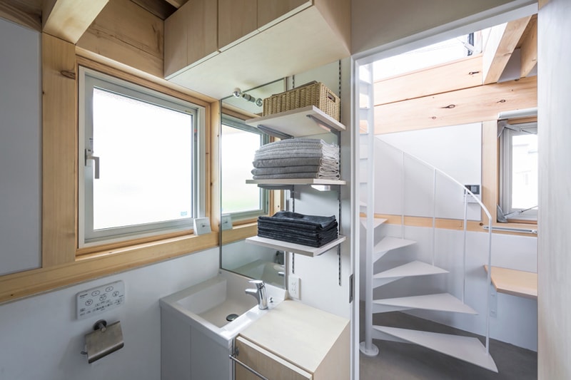 Hat H House Features Oversized Roof