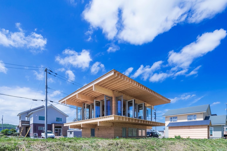 Hat H House Features Oversized Roof