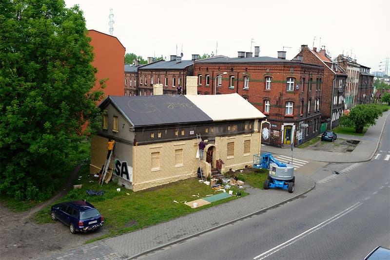 Ian Strange Zloty Exhibition Wraps Gold Wallpaper Around Historic Polish Building
