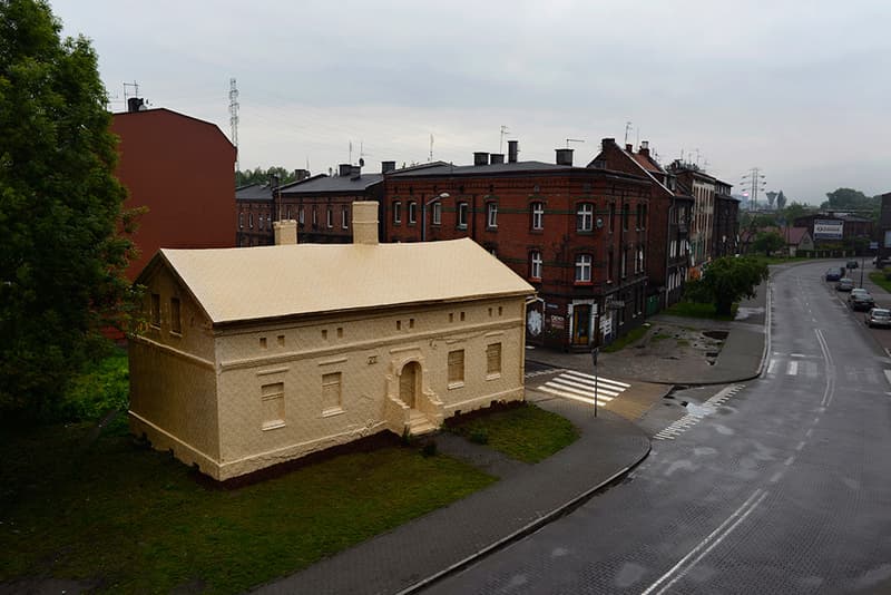 Ian Strange Zloty Exhibition Wraps Gold Wallpaper Around Historic Polish Building