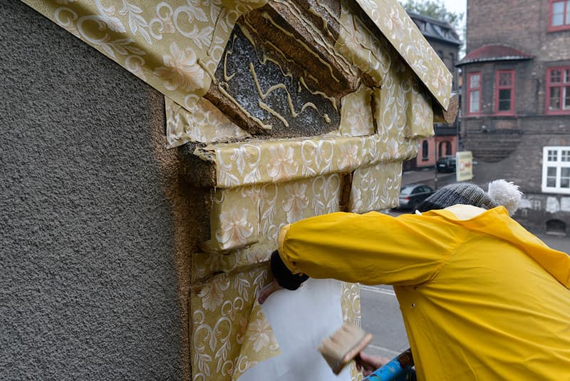 Ian Strange Zloty Exhibition Wraps Gold Wallpaper Around Historic Polish Building