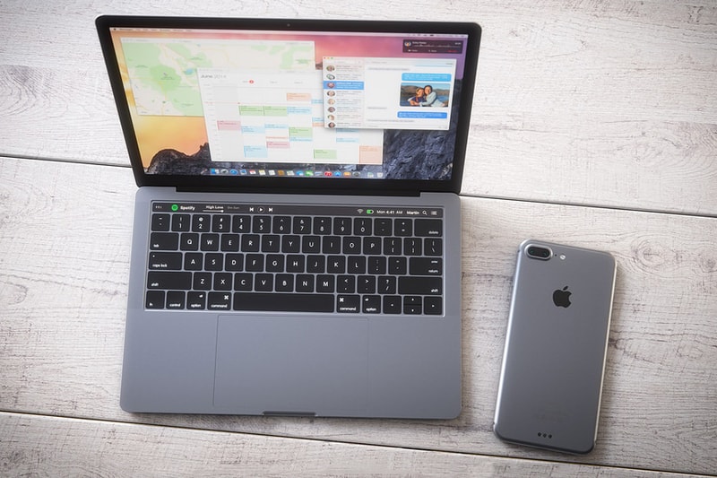 3D Renders of the 2016 Apple MacBook OLED Panel