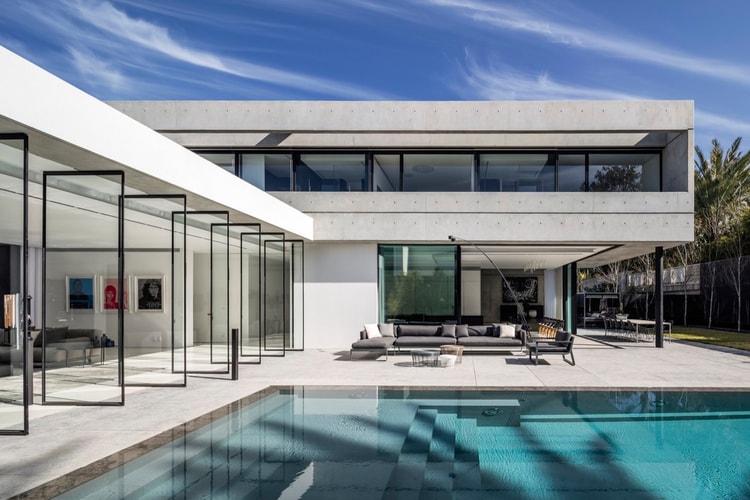This Architect Modishly Balances Glaze and Concrete for the "S House"