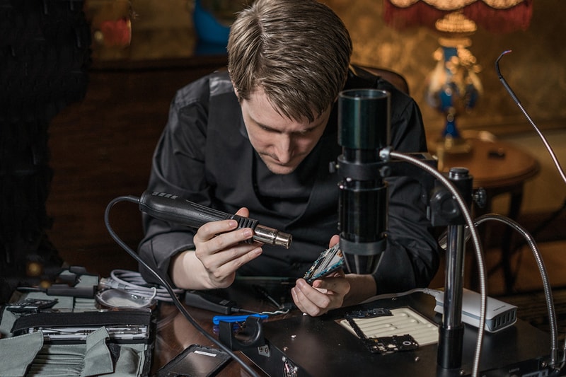 Snowden Designs iPhone Device To Prevent Wireless Tapping
