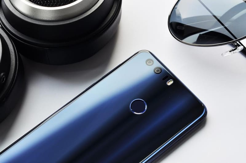 The Honor 8 Smartphone Sports a Sleek 15-Layer Glass Body