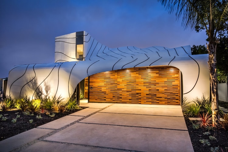 The Wave House by Architect Mario Romano Is a Coastal Gem