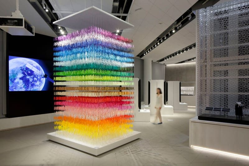 18,000 Paper Silhouettes Make up Emmanuelle Moureaux's 'I am here'