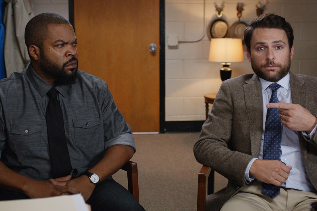 Ice Cube e Charlie Day brigam no trailer da comédia 'Te Pego na