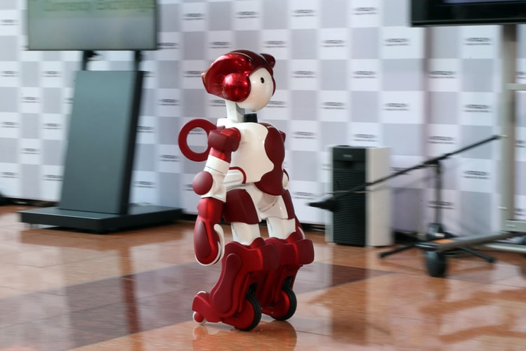Tokyo's Haneda Airport Enlists Robots to Guide Travelers