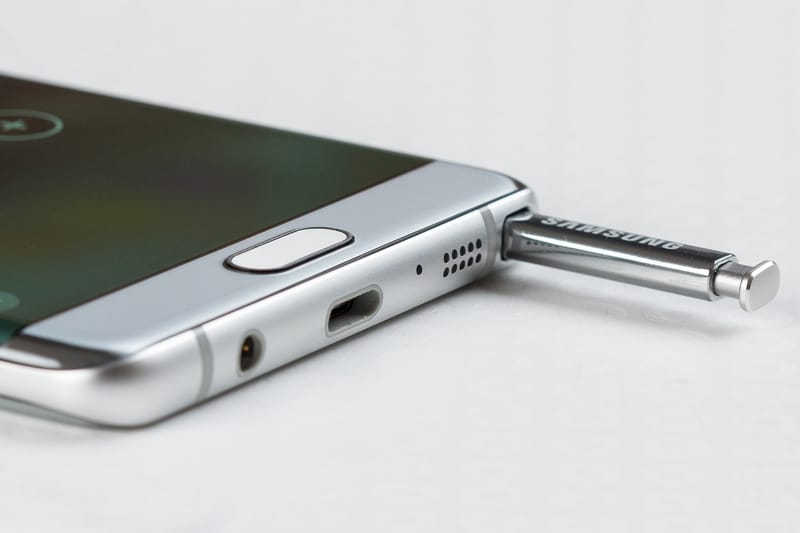 Samsung Pauses Production of Its Fire-Prone Flagship Galaxy Note7