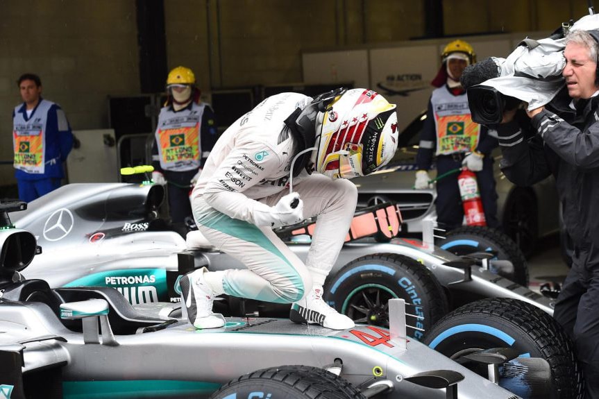 Lewis Hamilton Wins 2016 Brazilian Grand Prix Keeping F1 Title Race Alive Formula One Racing Abu Dhabi Mercedes