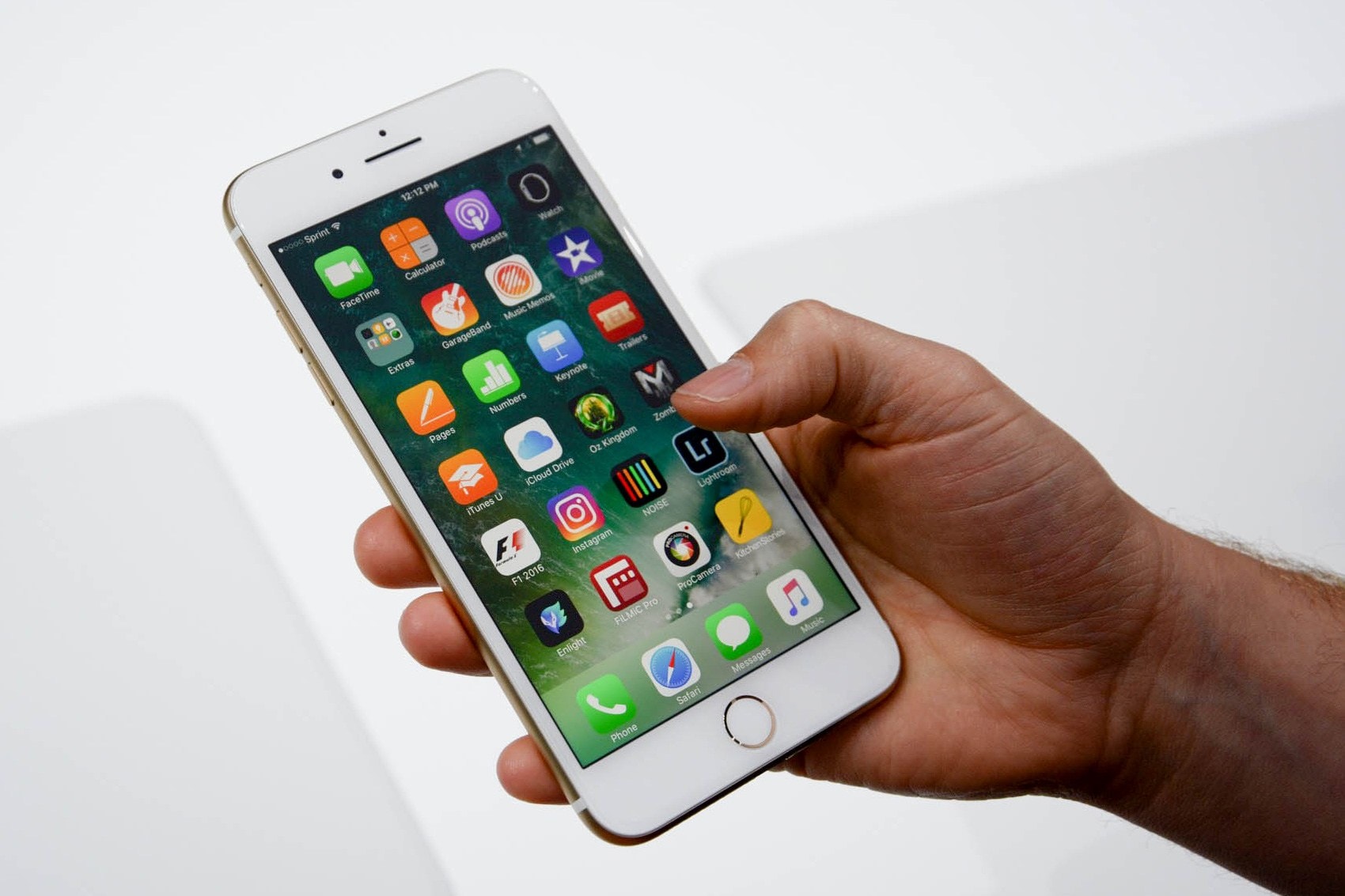 Apple Rumoured to Release iOS 10.3 with New 'Theatre' Mode Smartphones Apps Software iPhones 