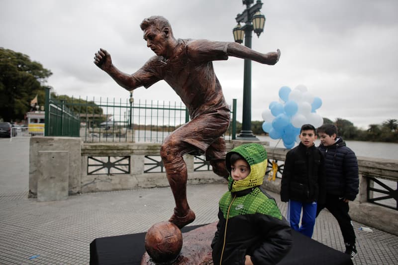 Lionel Messi buenos aires argentina statue destroy vandalized football soccer bronze picture image