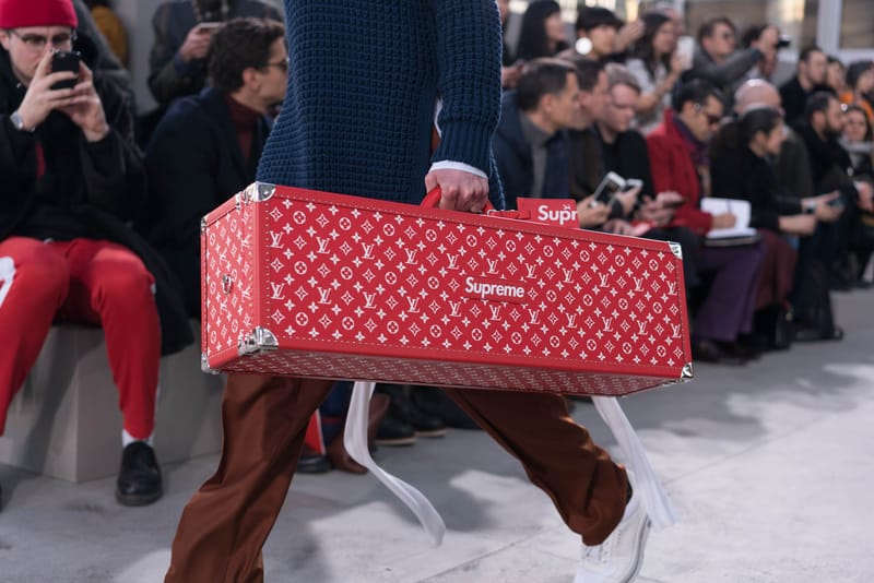 Nón Louis Vuitton Supreme màu đen chữ trắng