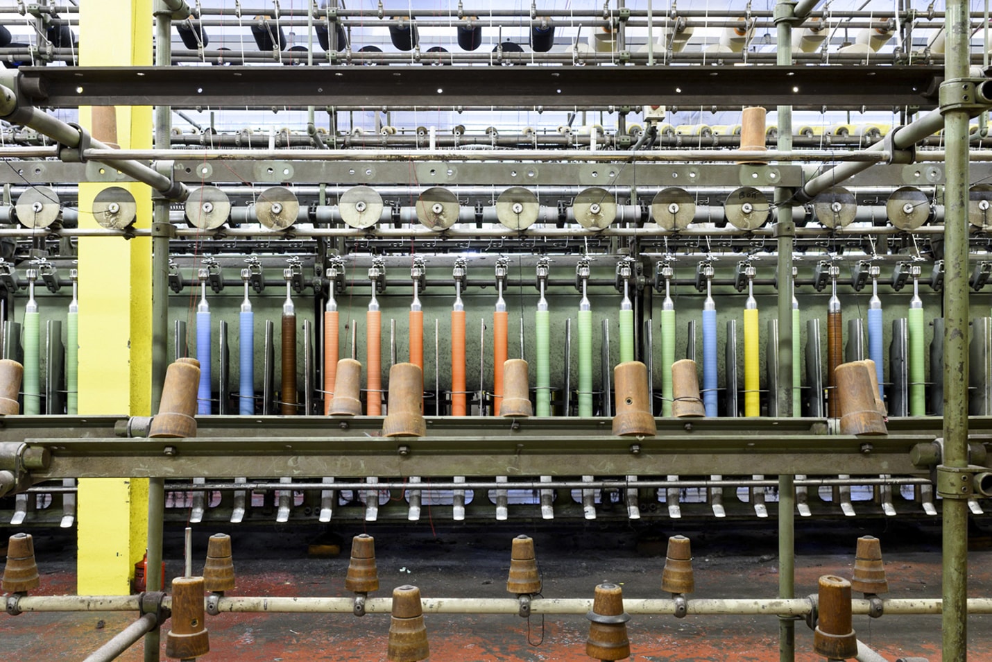 Внутри фабрики, производящей ткани Рафа Симонса