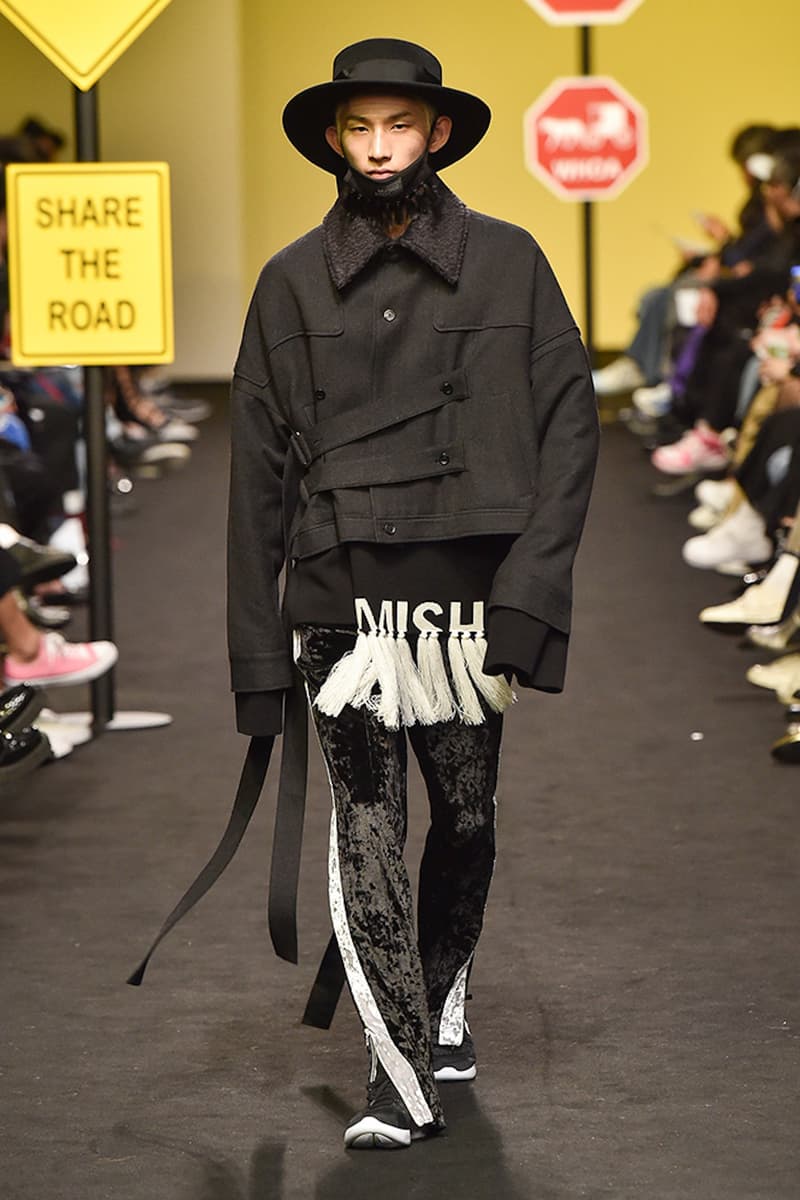 MUNSOO KWON 2017 Fall/Winter "Running Around Time" Collection Runway Show Amish Style Korean Seoul Fashion Week