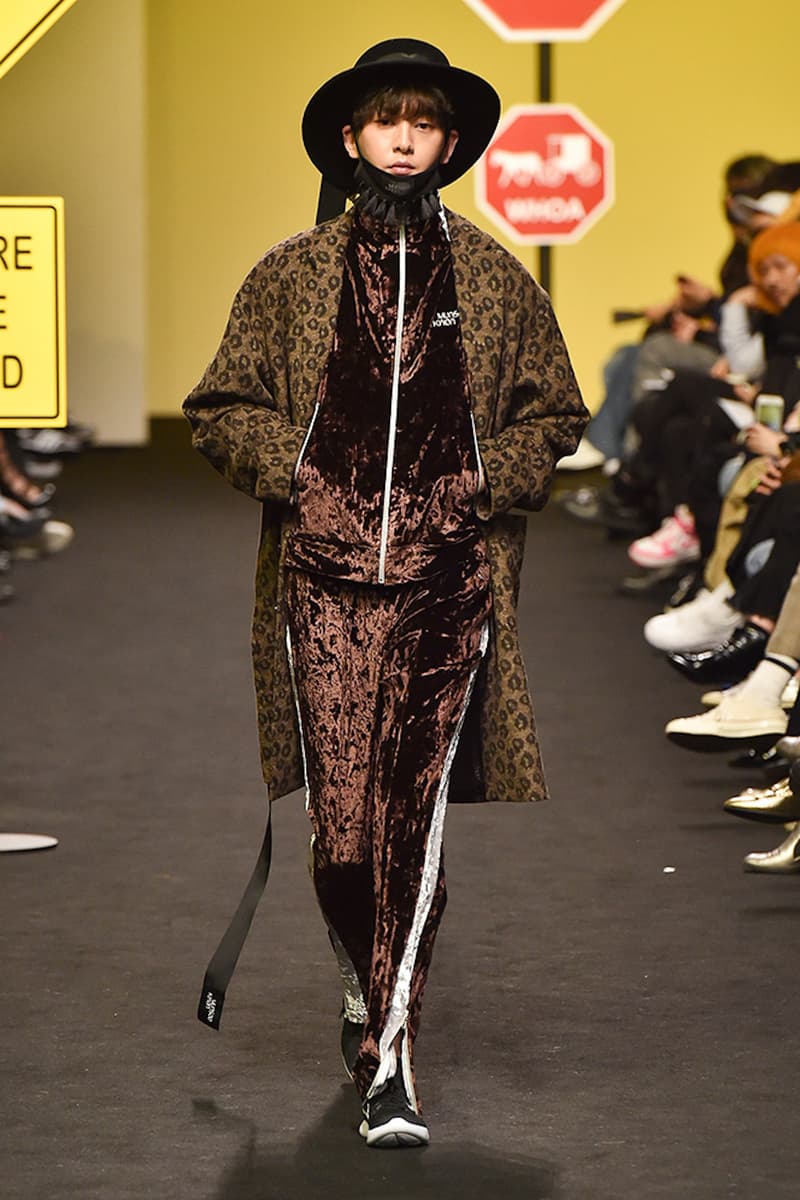 MUNSOO KWON 2017 Fall/Winter "Running Around Time" Collection Runway Show Amish Style Korean Seoul Fashion Week