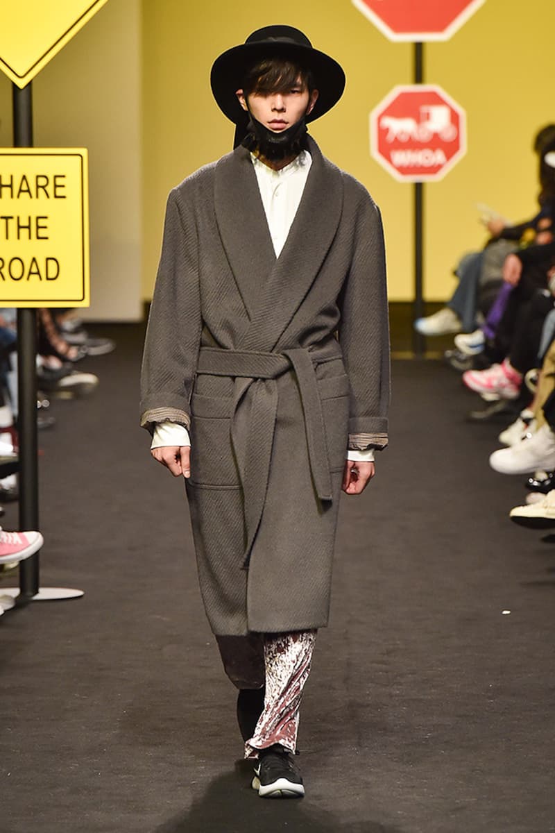 MUNSOO KWON 2017 Fall/Winter "Running Around Time" Collection Runway Show Amish Style Korean Seoul Fashion Week