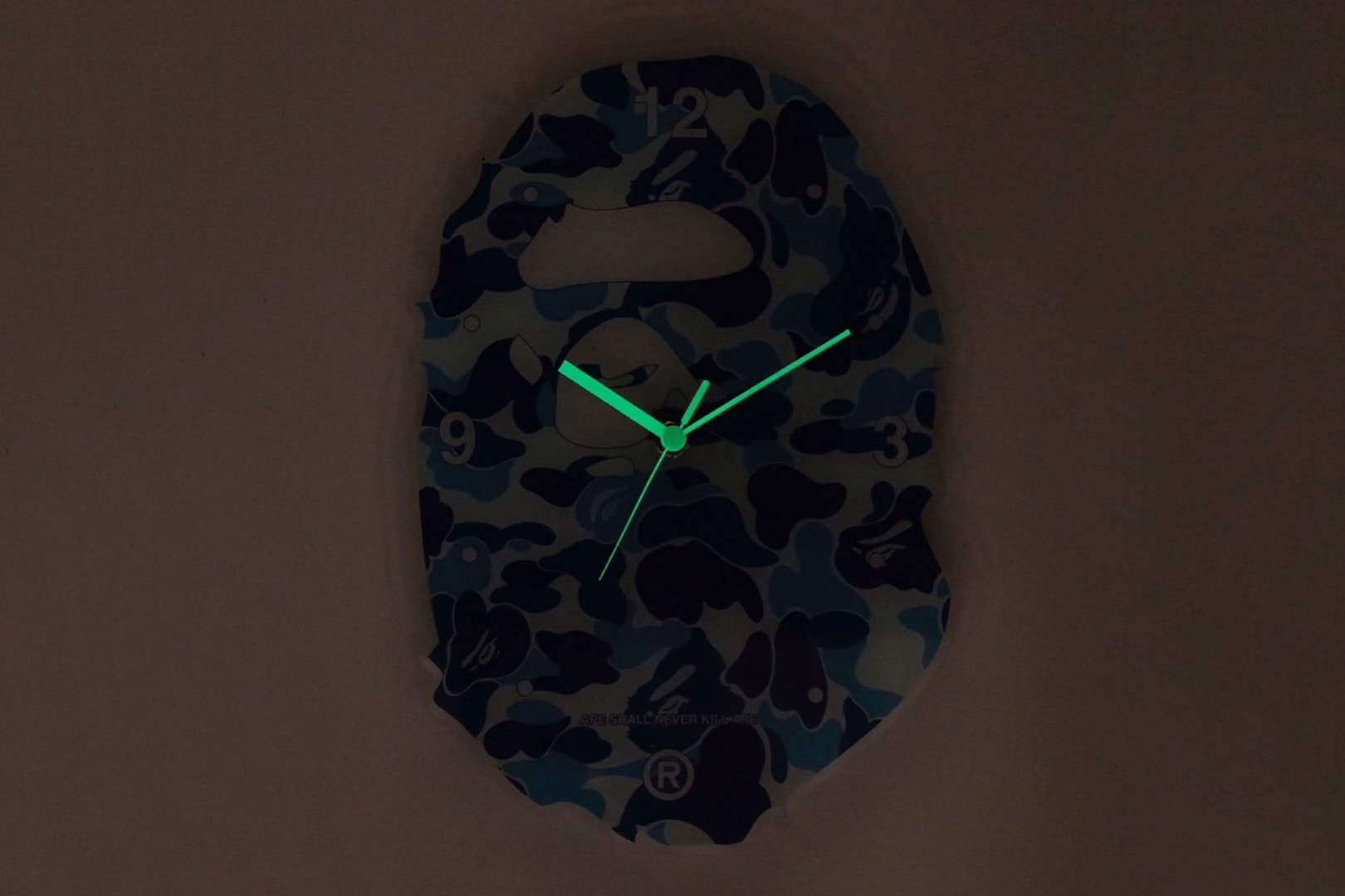 BAPE Настенные часы с камуфляжной головой обезьяны, светящиеся в темноте