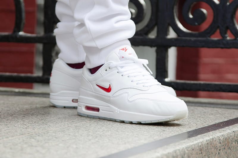 nike air max 1 logo