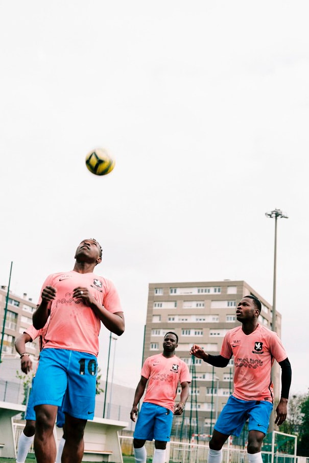 OFF-WHITE Nike Soccer Kits Melting Passes West African Refugees