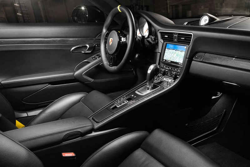Авто-Динамика Porsche «Темный рыцарь» 911 Turbo S