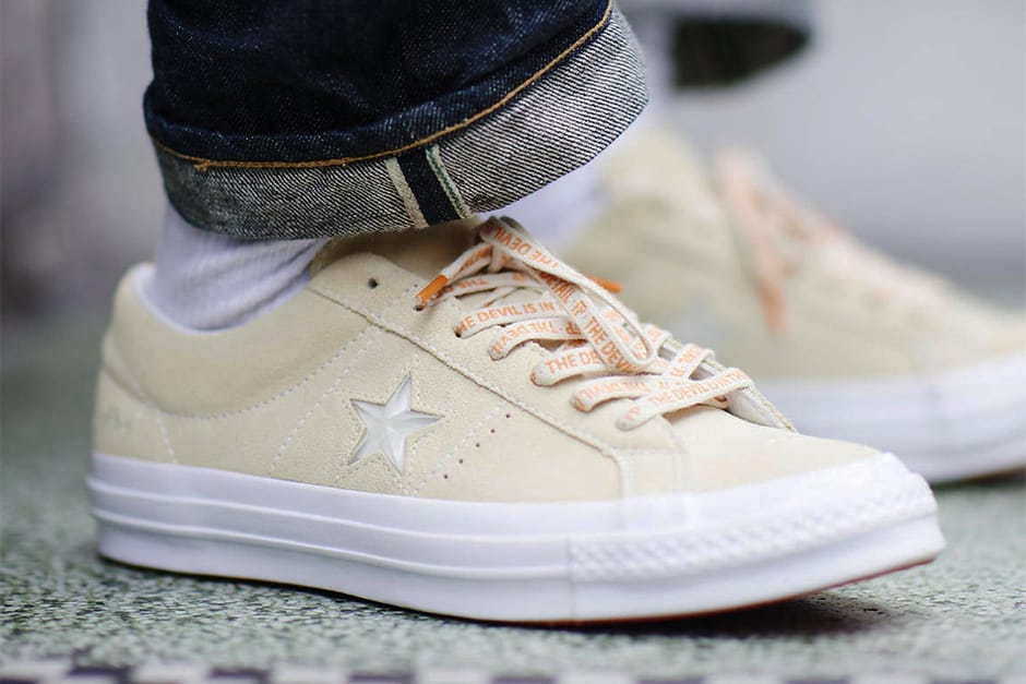 converse one star suede on feet