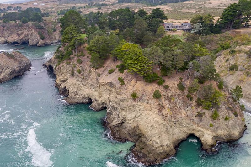 The $1.9 Million USD Shoreline Highway House Has the Most Breathtaking Ocean Views