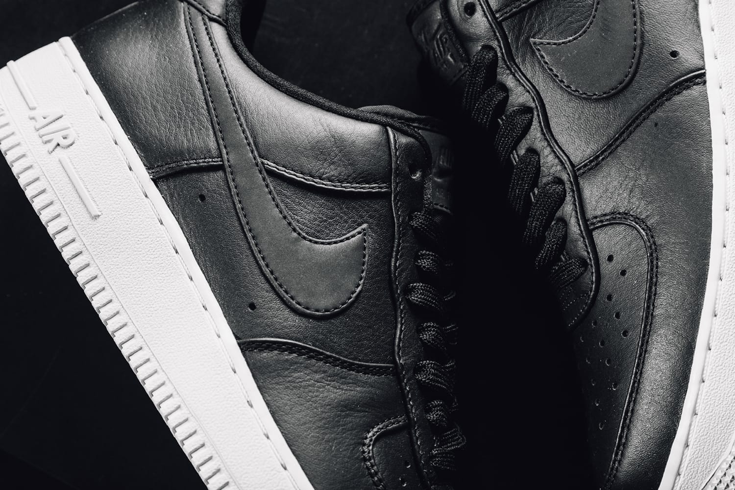 nike air force 1 black with white bottom