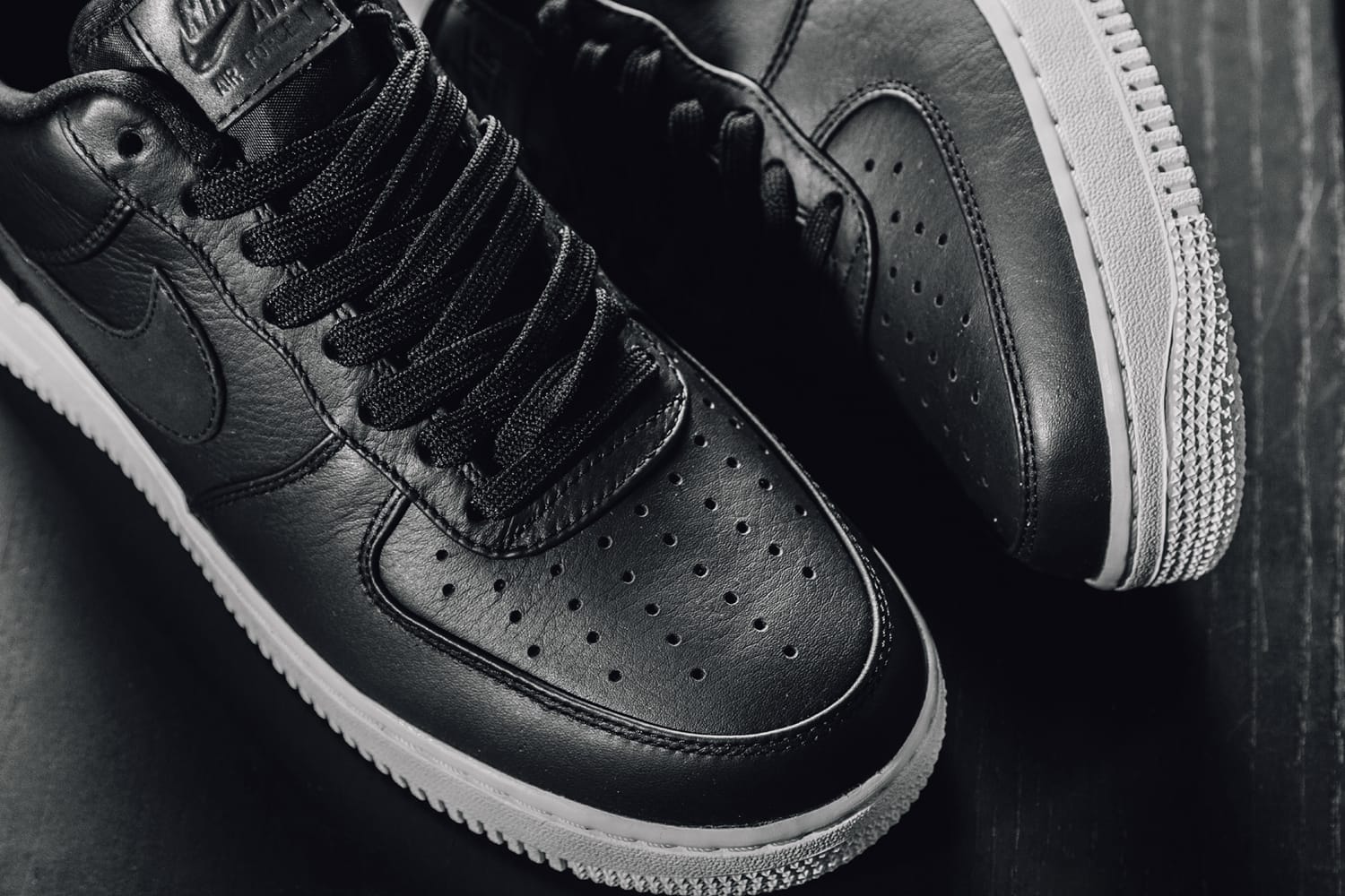 nike air force 1 black with white sole
