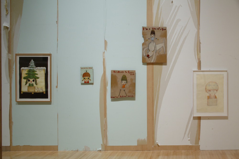 Ёситомо Нара Выставка «Лучше или хуже» Япония Произведение искусства Художественная инсталляция Скульптура