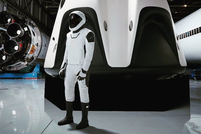Полный скафандр SpaceX Илон Маск представил в Instagram 8 сентября 2017 г.