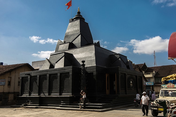 Stone Temple in India Gets an Eye-Catching All-Black Treatment