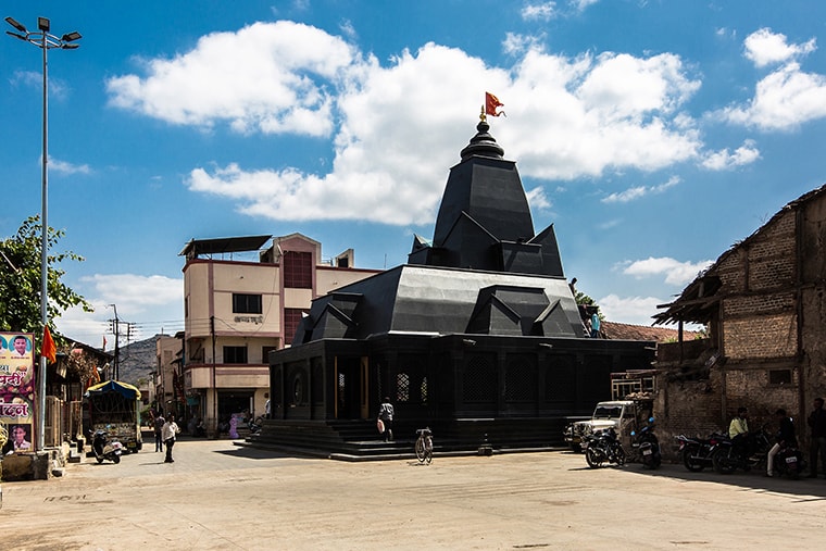 Внутри N Без архитекторов Марути Мандир Храм из черного камня Индия Нашик Махараштра 