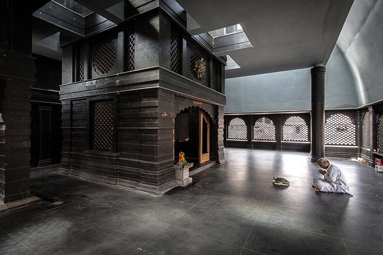 Внутри N Без архитекторов Марути Мандир Храм из черного камня Индия Нашик Махараштра 