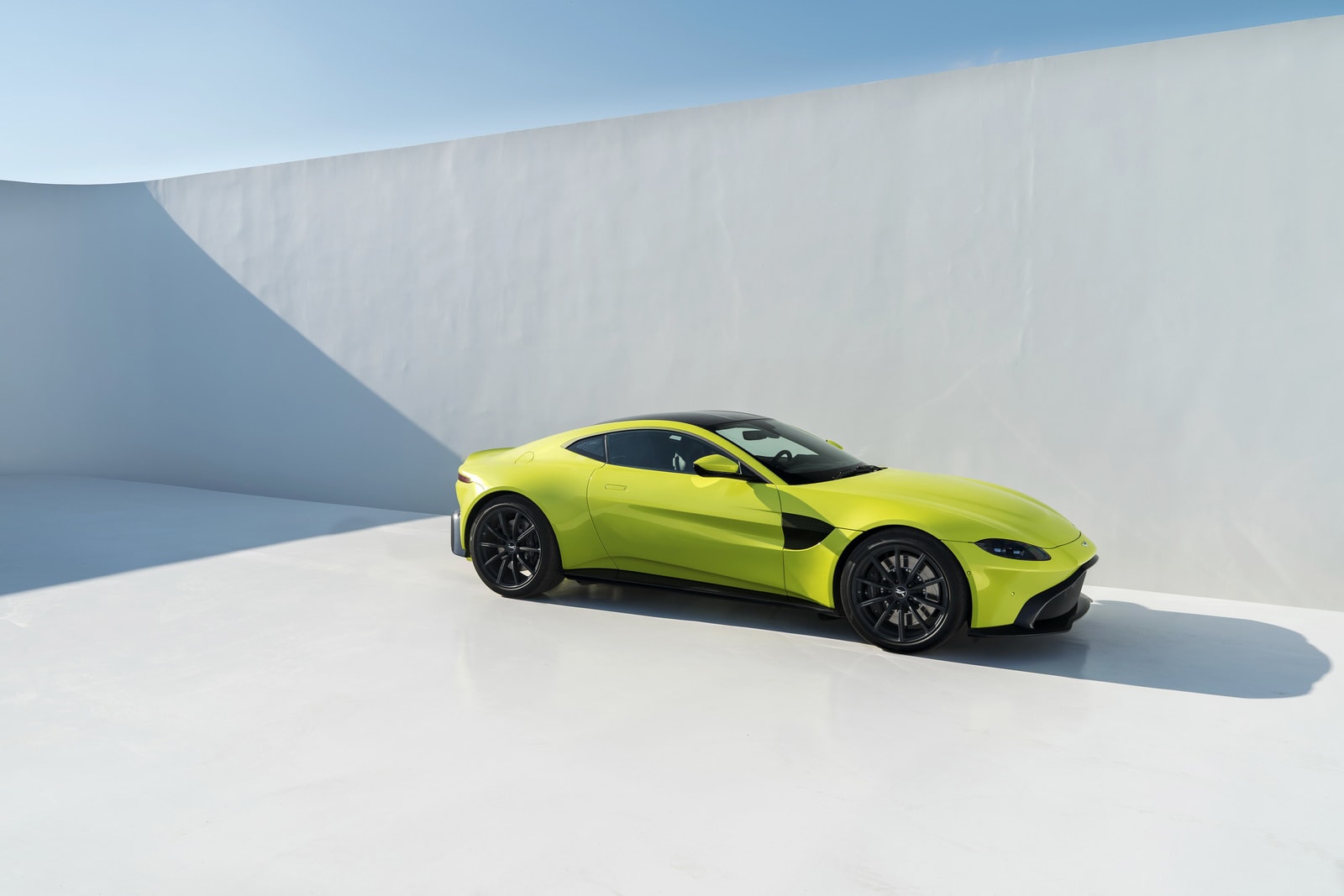 2019 Aston Martin Vantage Luxury Cars Sports Mercedes Benz AMG