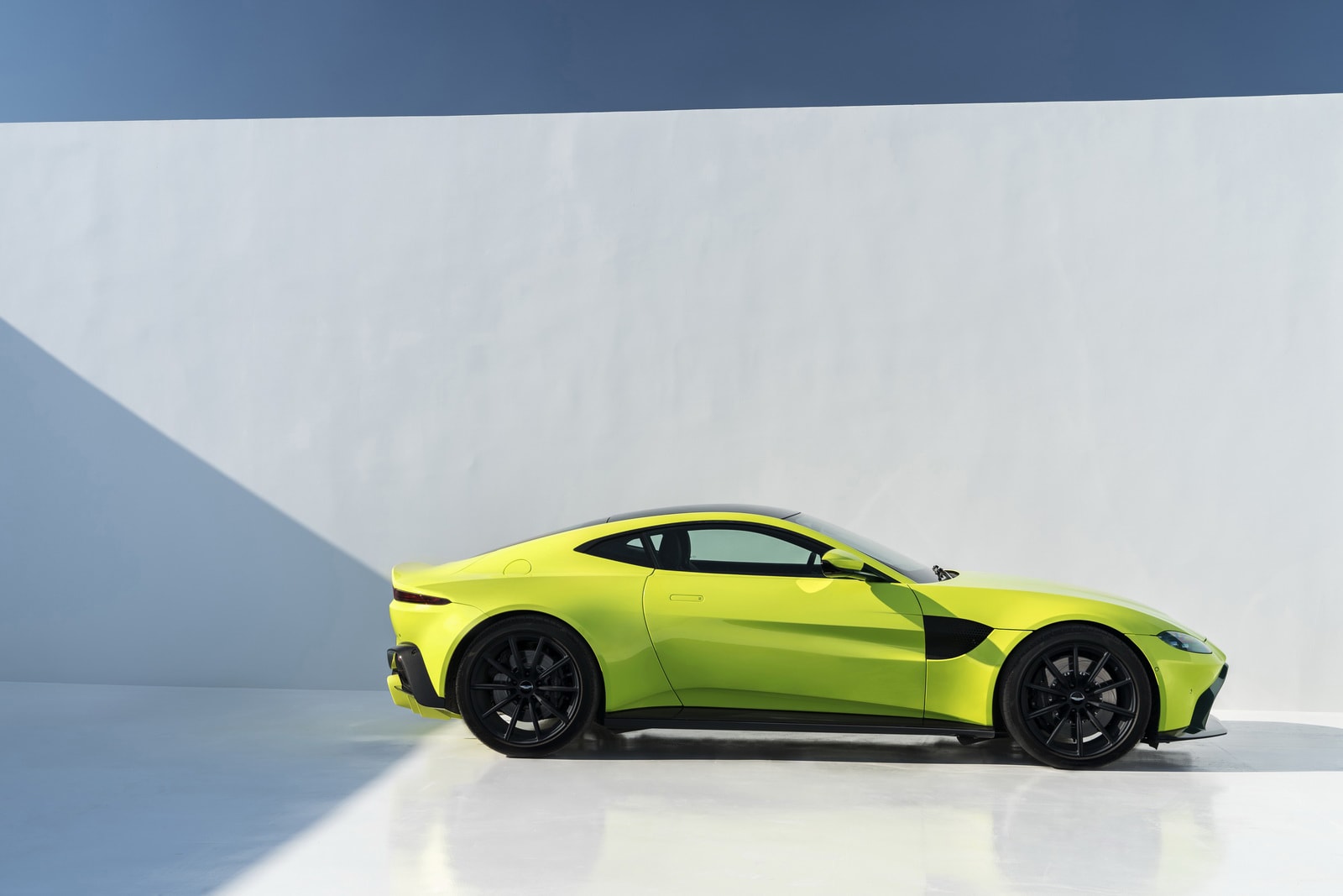 2019 Aston Martin Vantage Luxury Cars Sports Mercedes Benz AMG