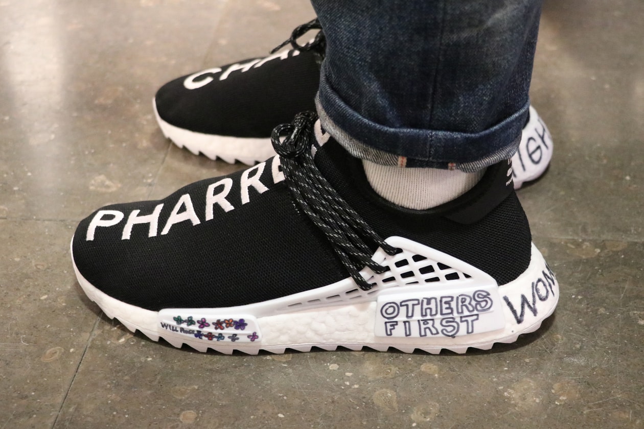 ファレル・ウィリアム自らが着用する世界で一足だけの Pharrell x Chanel x adidas Originals Hu NMDをチェック pharrell williams シャネル アディダス オリジナルス hypebeats ハイプビースト カスタマイズ 手書き メッセージ colette コレット