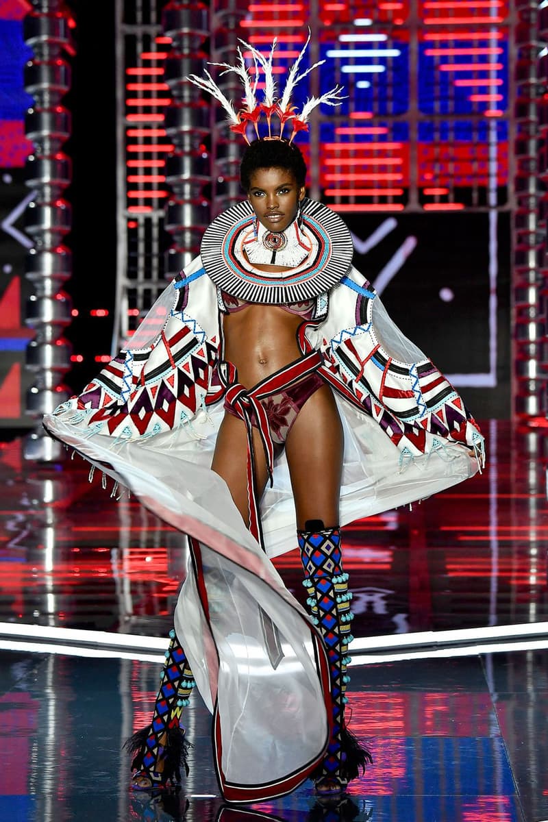 Victoria's Secret Runway Show 2017 Balmain Olivier Rousteing lingerie Candice Swanepoel, Grace Bol, Elsa Hosk Lais Riberio Champagne nights fantasy bra Harry Styles Miguel Jane Zhang Leslie Odom Junior Shanghai Mercedes-Benz china