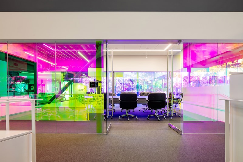 A+I Architects Canvas Agency Архитектурный дизайн Красочное дихроичное стекло Рабочее пространство Лос-Анджелес