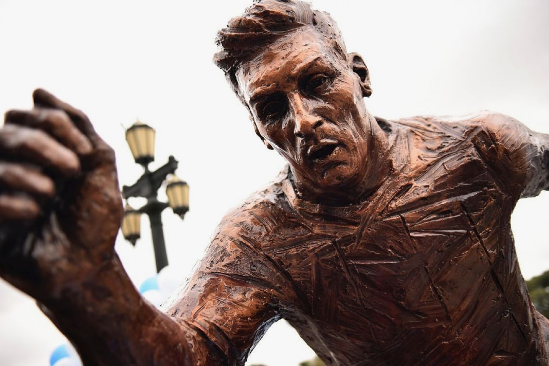 Lionel Messi Statue Vandalized Buenos Aires Argentina 2017 December Legs Torso Chopped Cut Off Paseo de le Gloria second time year