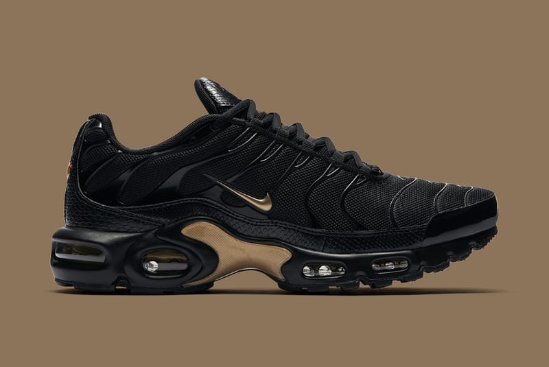 nike black gold sneakers